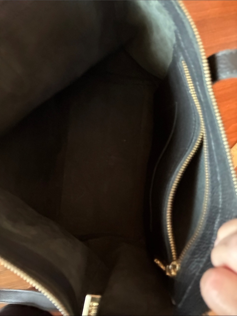 Cuyana Classic Black Leather Tote Bag with Removable Strap - Picture 5 of 7